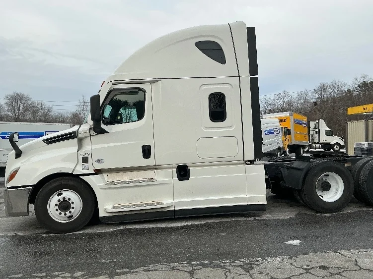 2023 Freightliner Cascadia - image 4