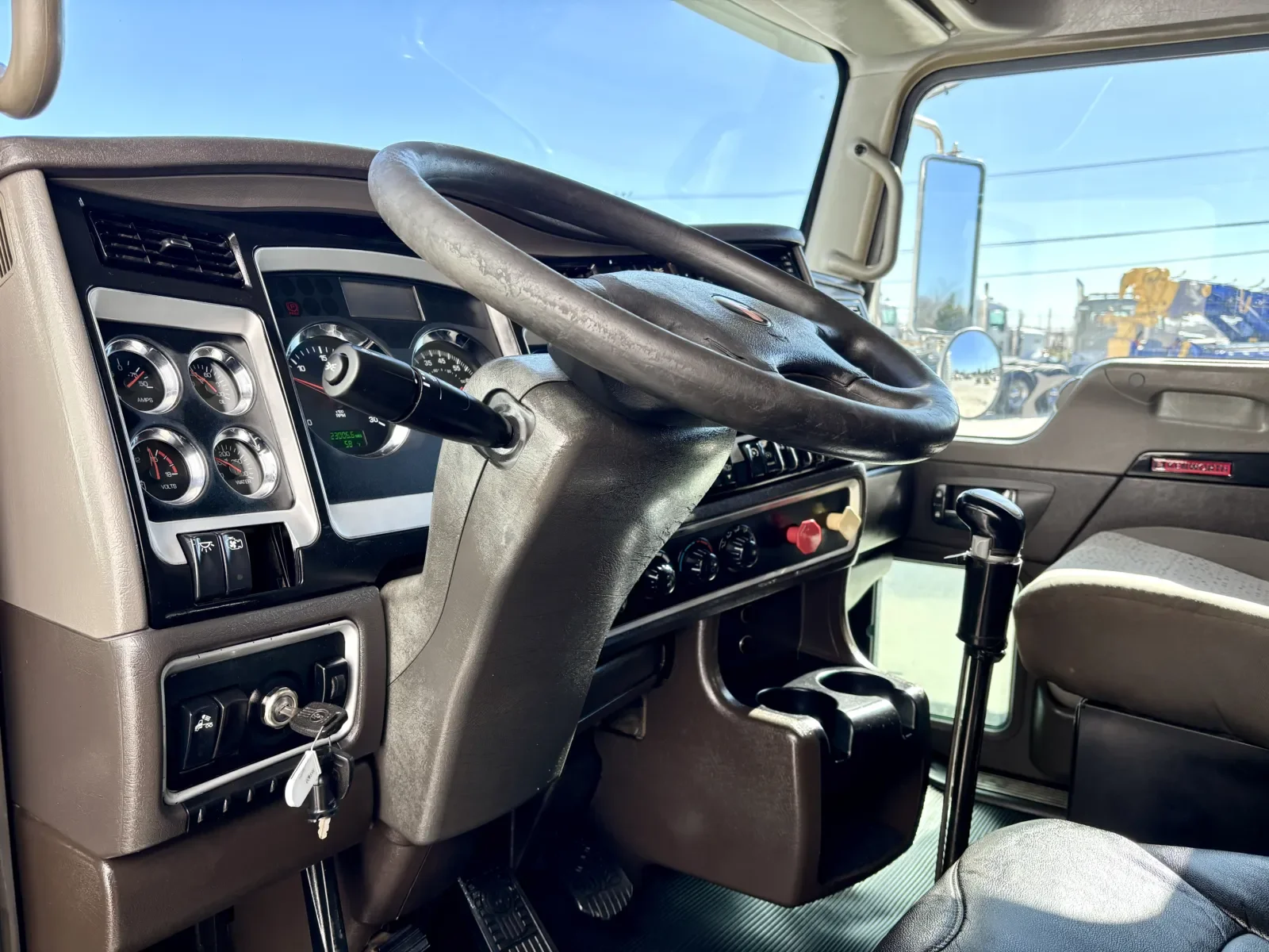 2013 Kenworth T800 - image 15