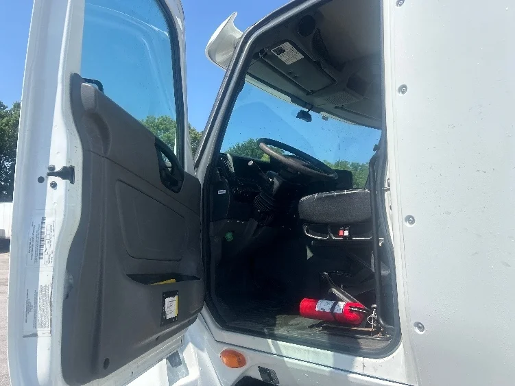 2018 International LT in Kansas City, MO — photo 9