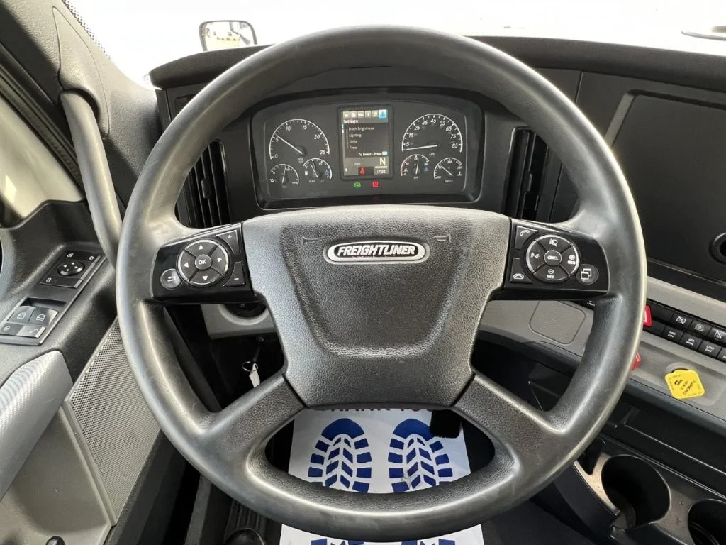 2021 Freightliner Cascadia - image 8