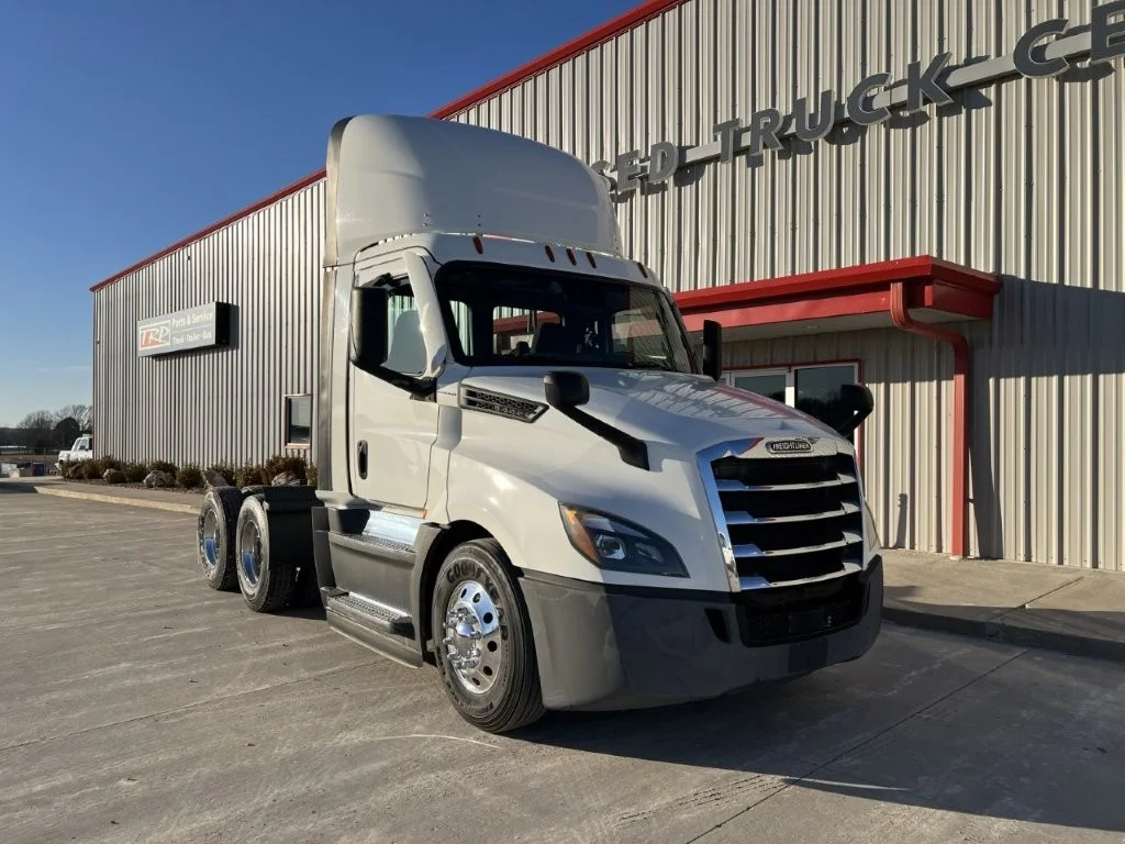 2021 Freightliner Cascadia - image 2