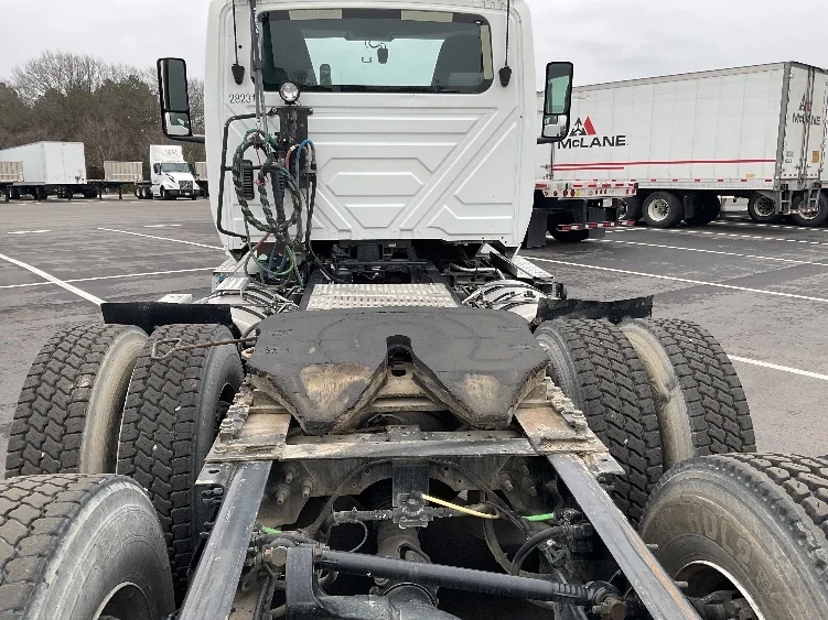 2019 International LT - image 6