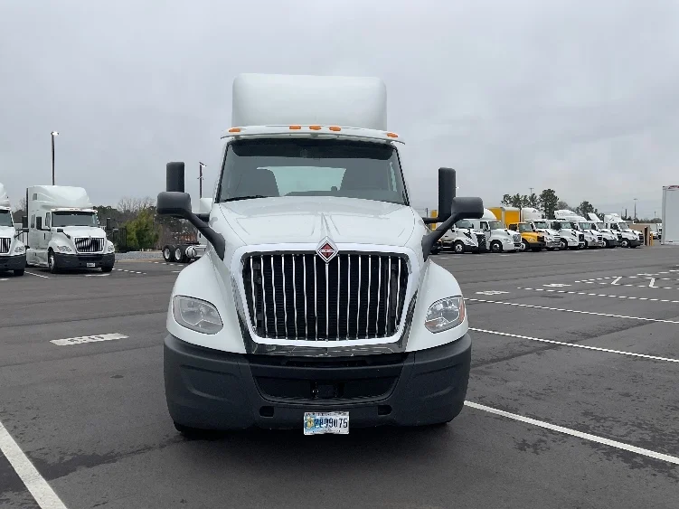 2019 International LT - image 2