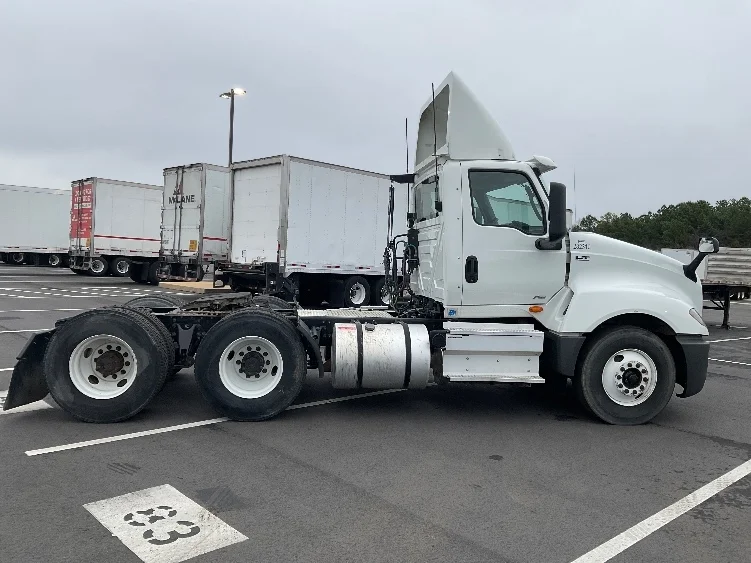 2019 International LT - image 8