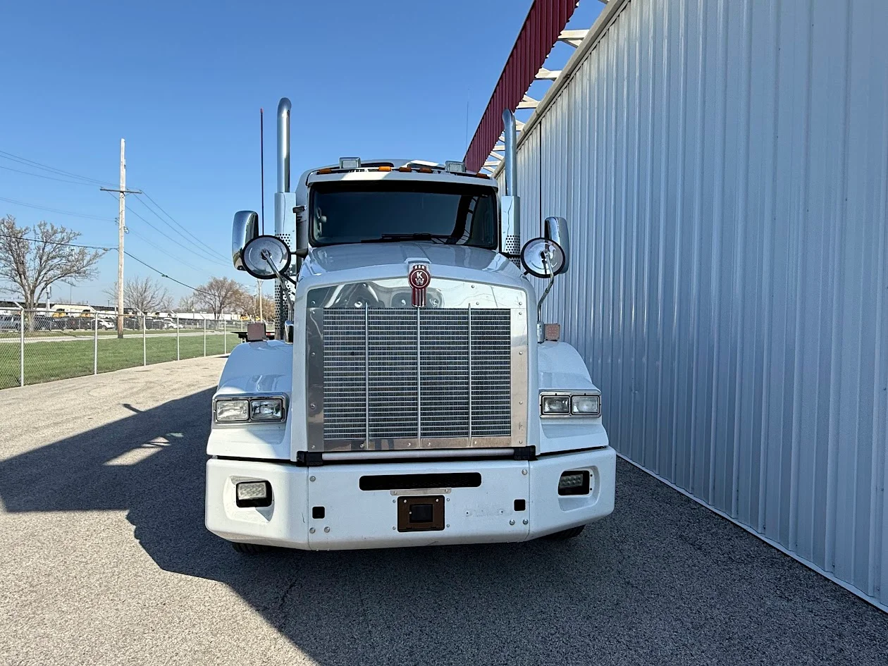 2019 Kenworth T800 - image 2
