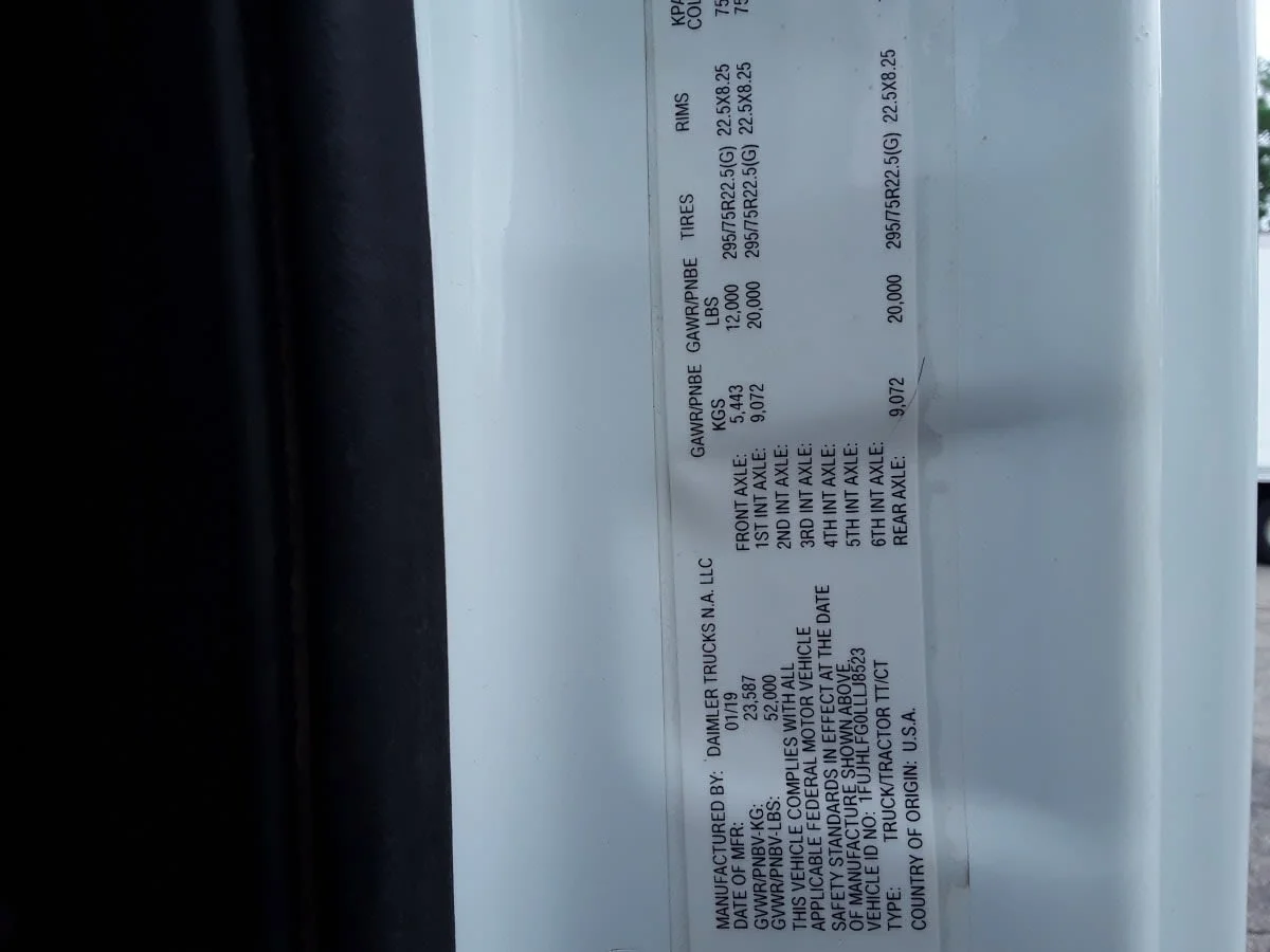2020 Freightliner Cascadia in Hilliard, OH — photo 12