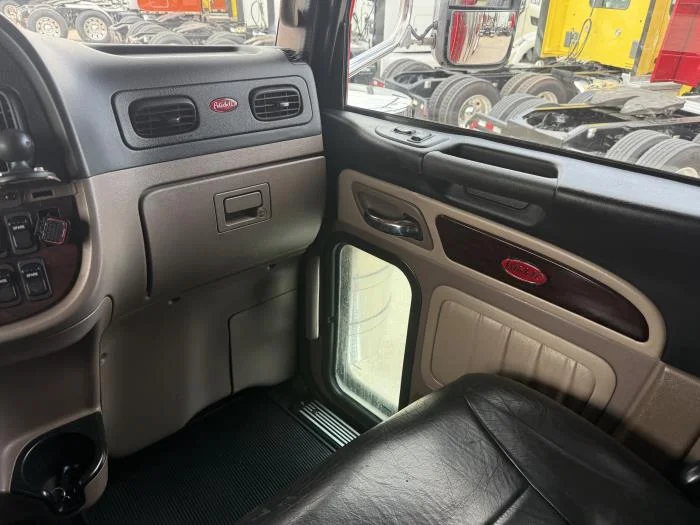 2022 Peterbilt 389 - image 9