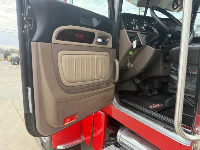 2022 Peterbilt 389 - image 17