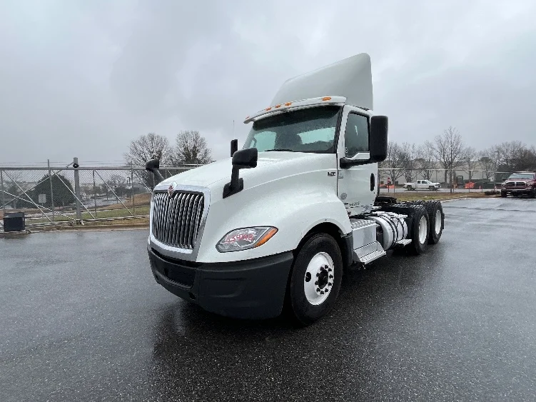 2019 International LT - image 3