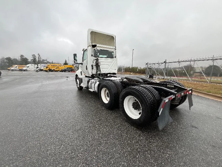 2019 International LT - image 5