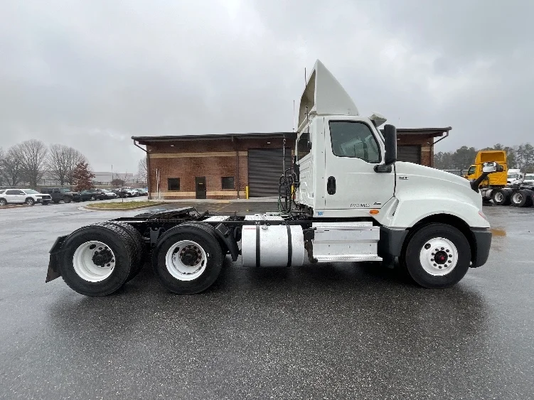 2019 International LT - image 8