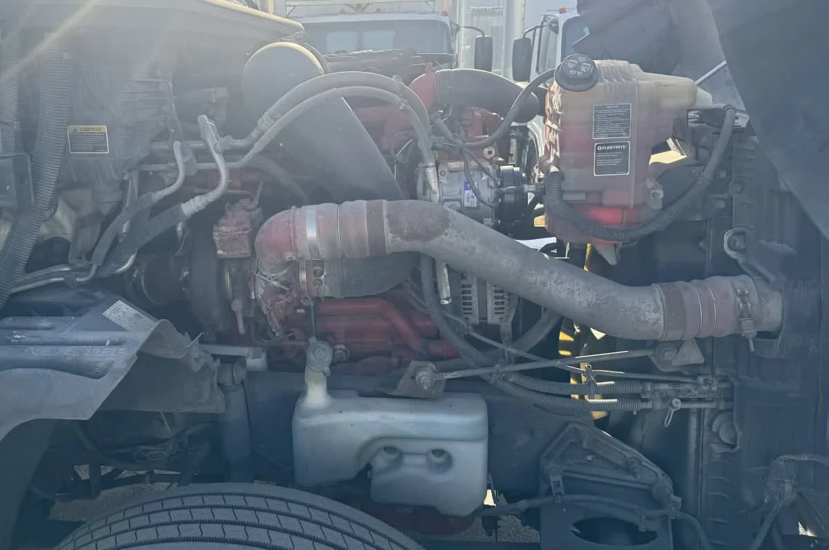 2020 International LT - image 8