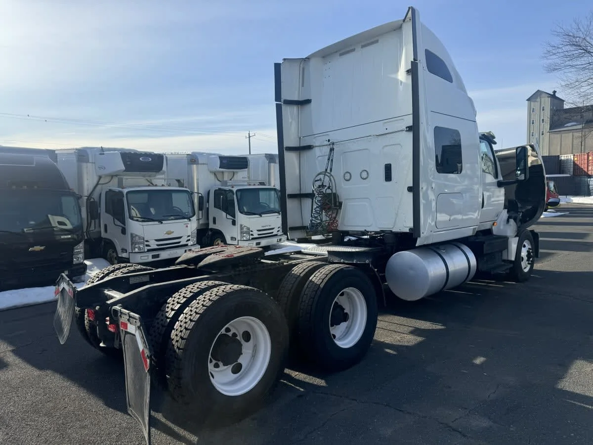 2020 International LT - image 4