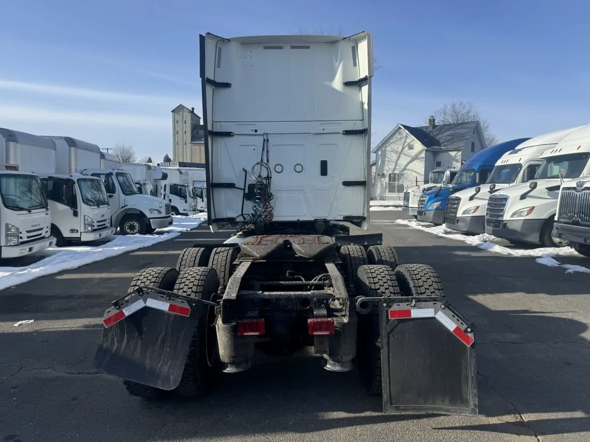 2020 International LT - image 5