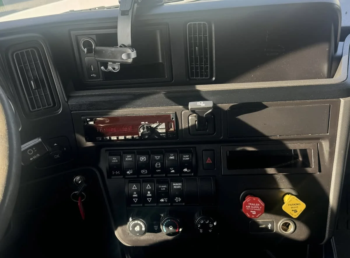 2020 International LT - image 10