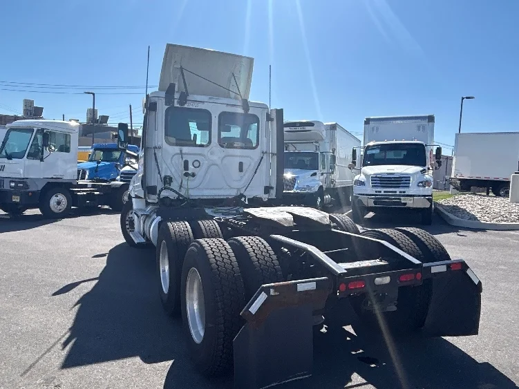 2020 Freightliner Cascadia in Linden, NJ — photo 5