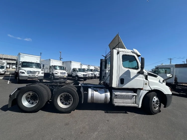 2020 Freightliner Cascadia in Linden, NJ — photo 8