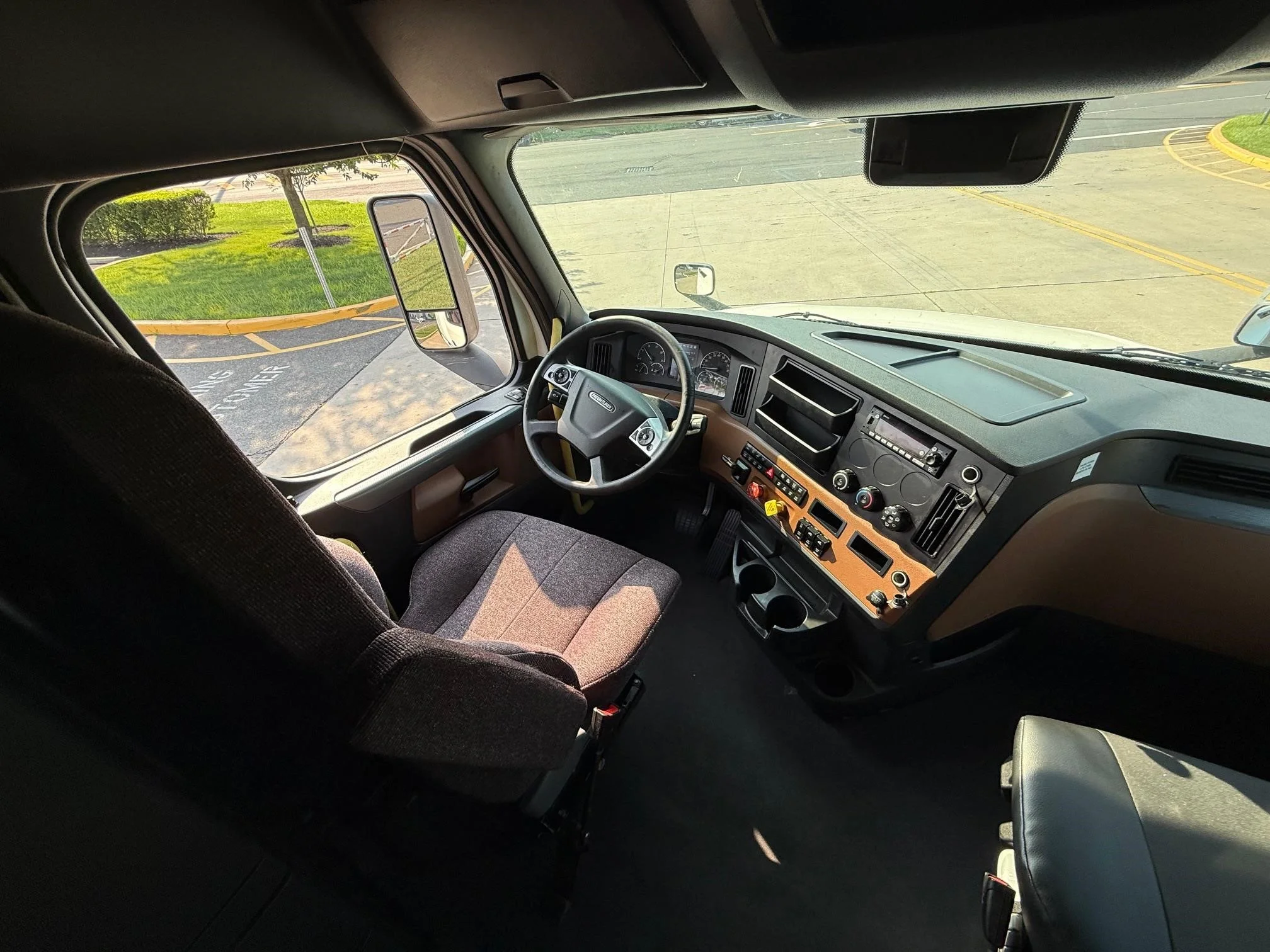 2022 Freightliner Cascadia in Midlantic, NJ — photo 9