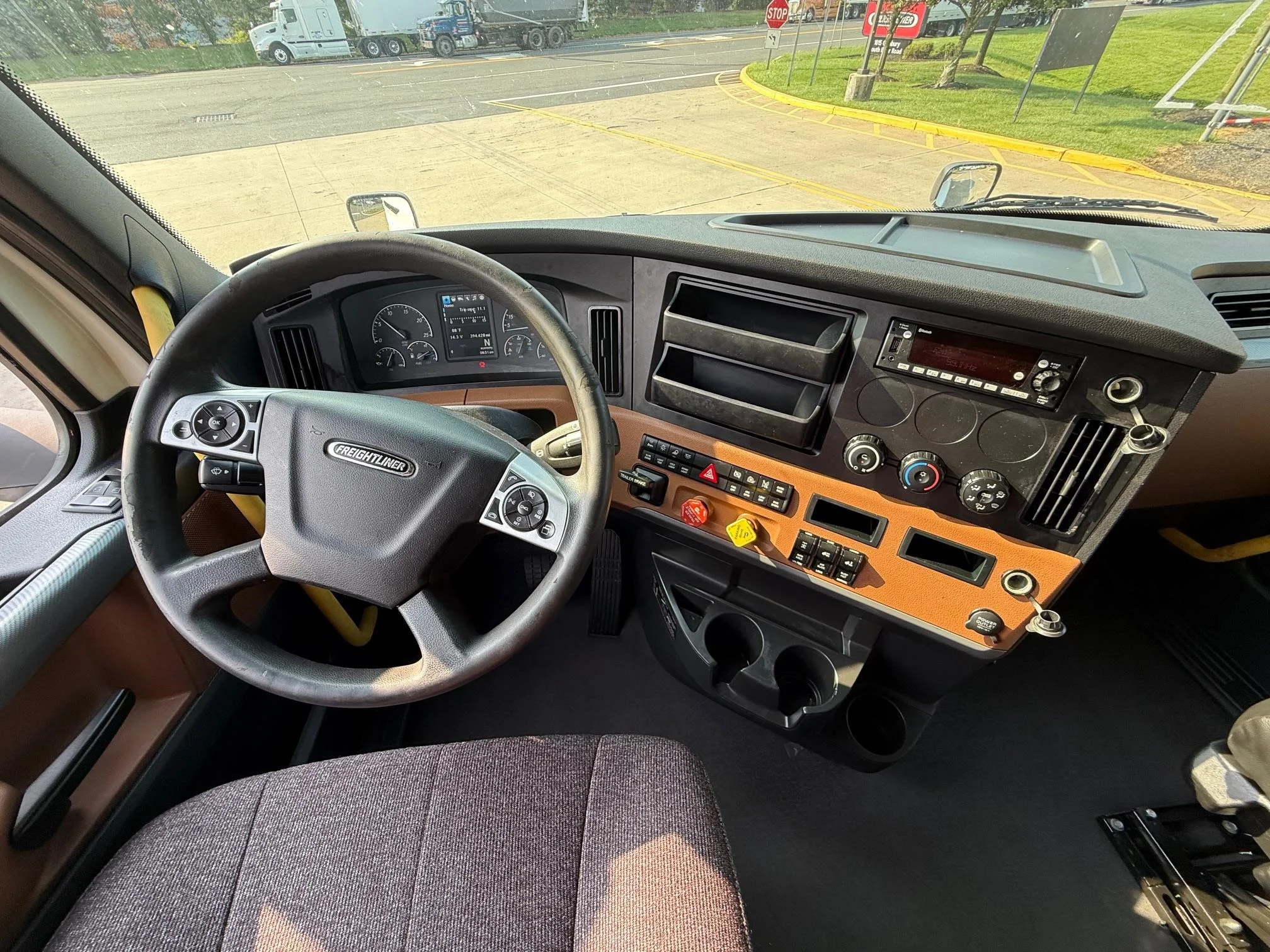 2022 Freightliner Cascadia in Midlantic, NJ — photo 8
