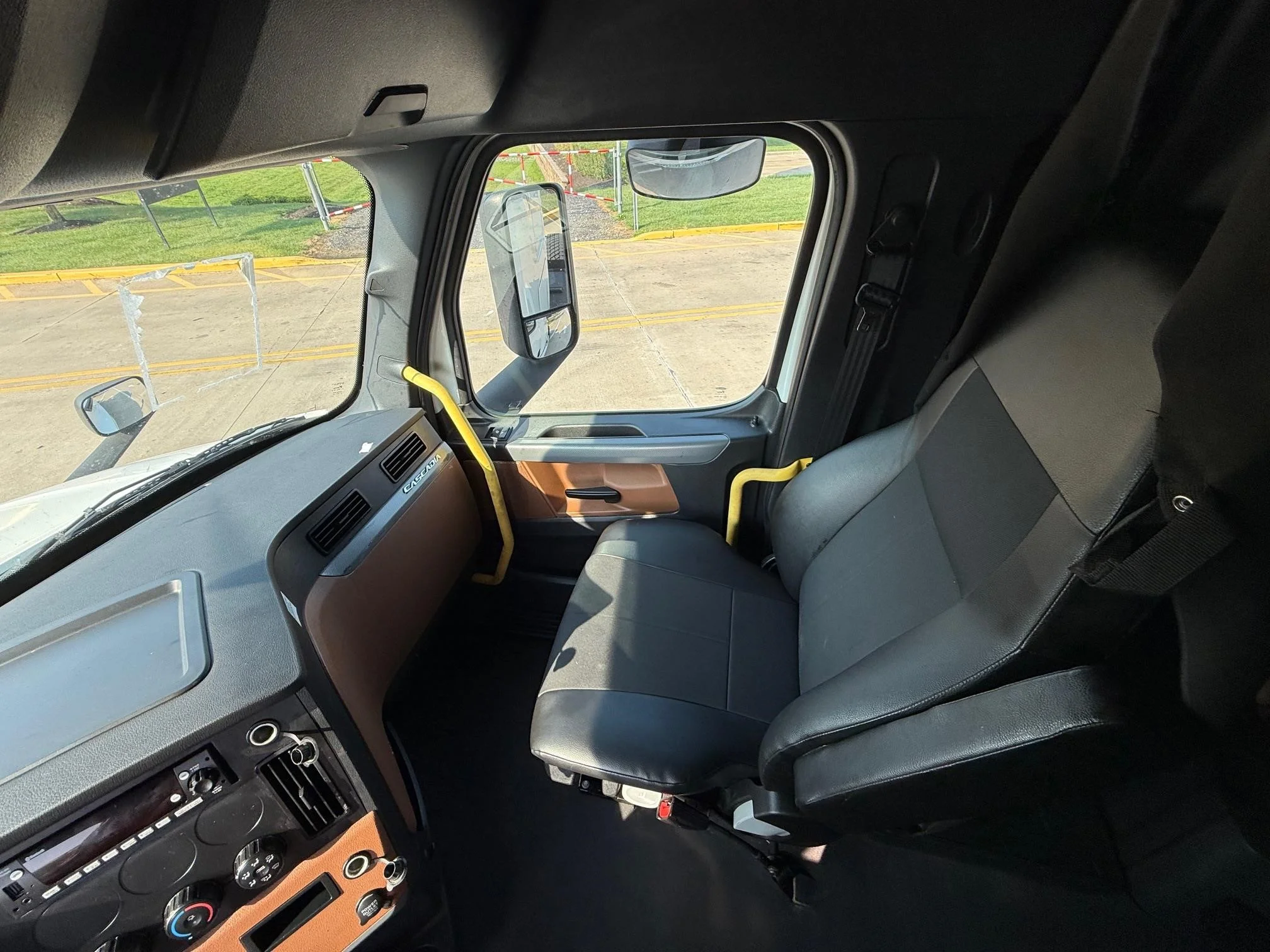 2022 Freightliner Cascadia in Midlantic, NJ — photo 10