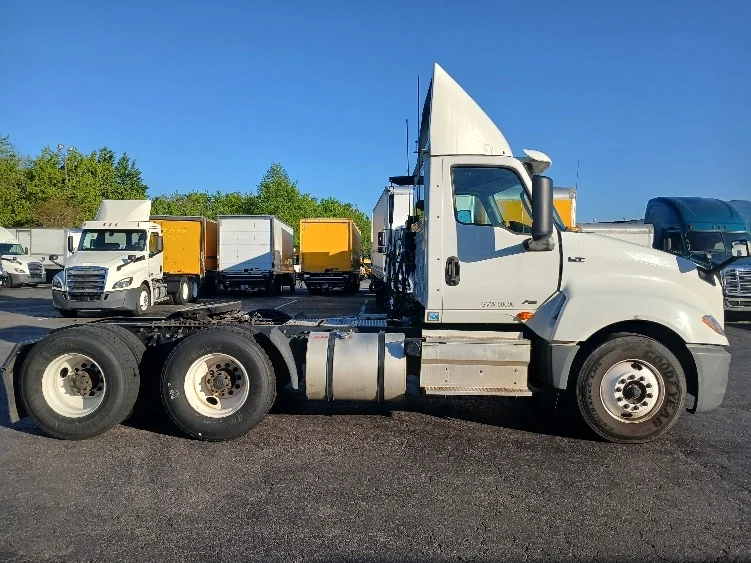 2019 International LT - image 8