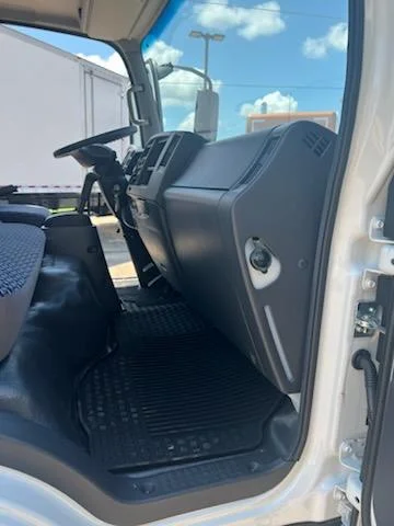 2025 Isuzu NRR - image 10