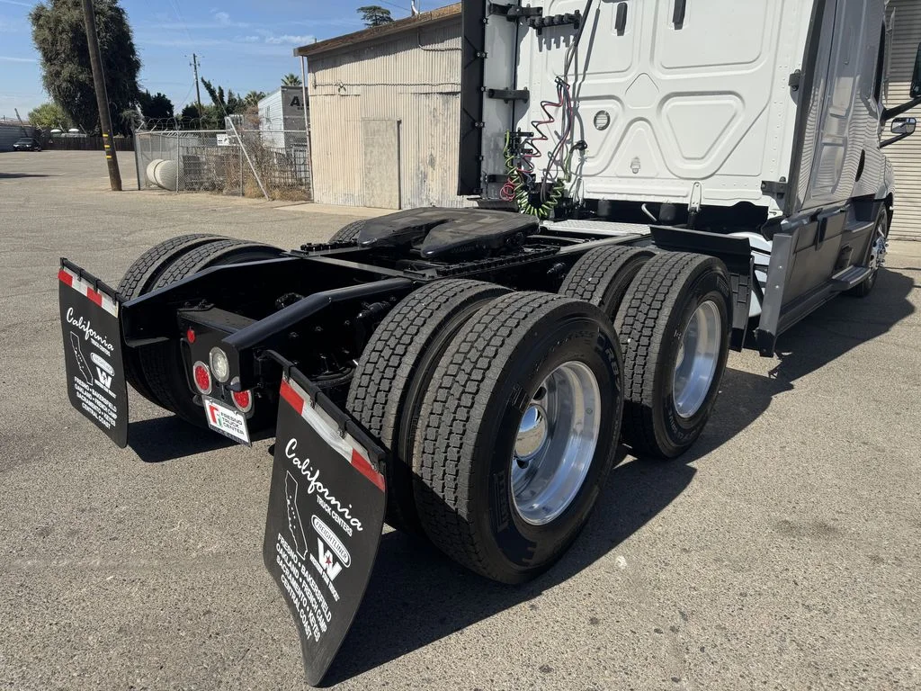 2023 Freightliner Cascadia in Fresno, CA — photo 13
