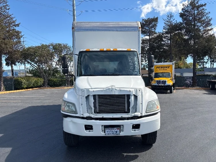 2013 Hino 268 - image 2