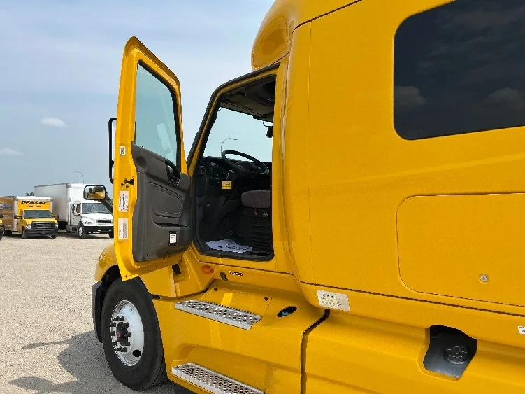 2022 International LT in De Pere, WI — photo 9