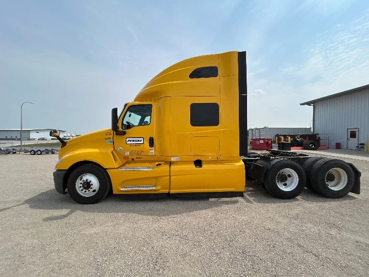 2022 International LT in De Pere, WI — photo 4