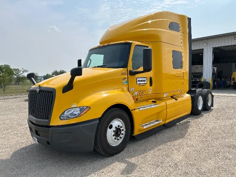 2022 International LT in De Pere, WI — photo 3