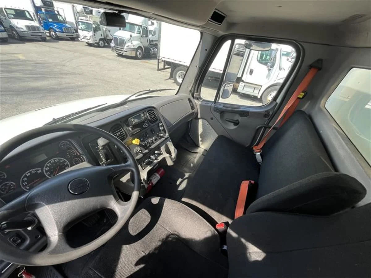 2018 Freightliner M2 106 - image 7