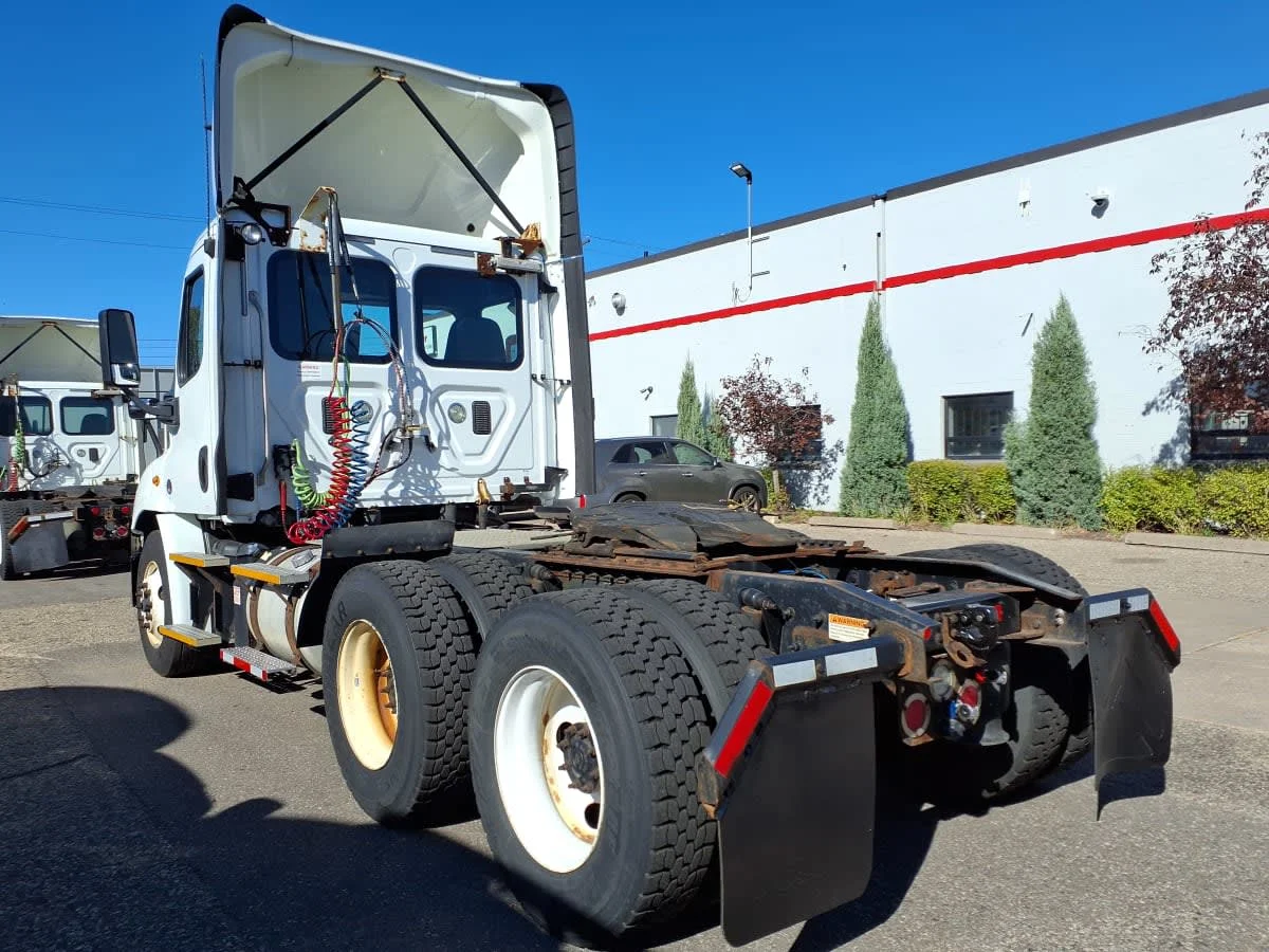 2017 Freightliner Cascadia in Minneapolis, MN — photo 6