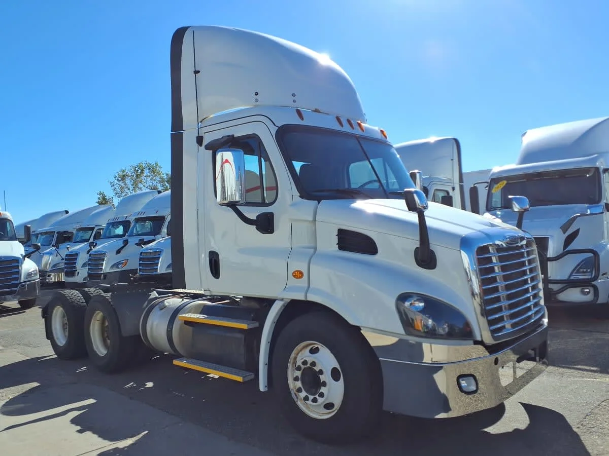 2017 Freightliner Cascadia in Minneapolis, MN — photo 3