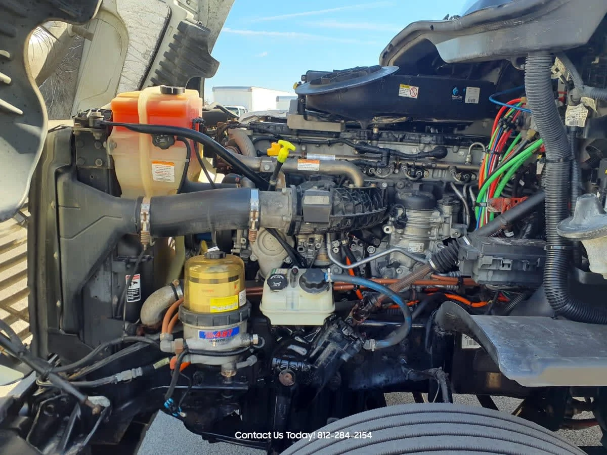 2019 Freightliner Cascadia - image 8