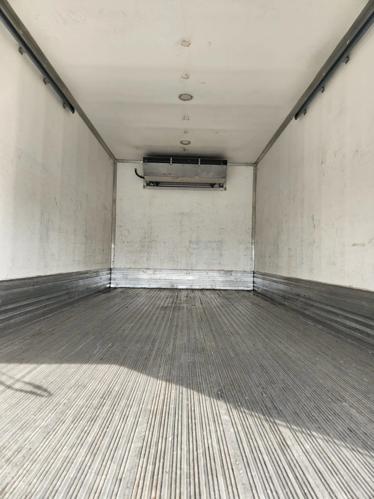 2017 Isuzu NRR - image 9