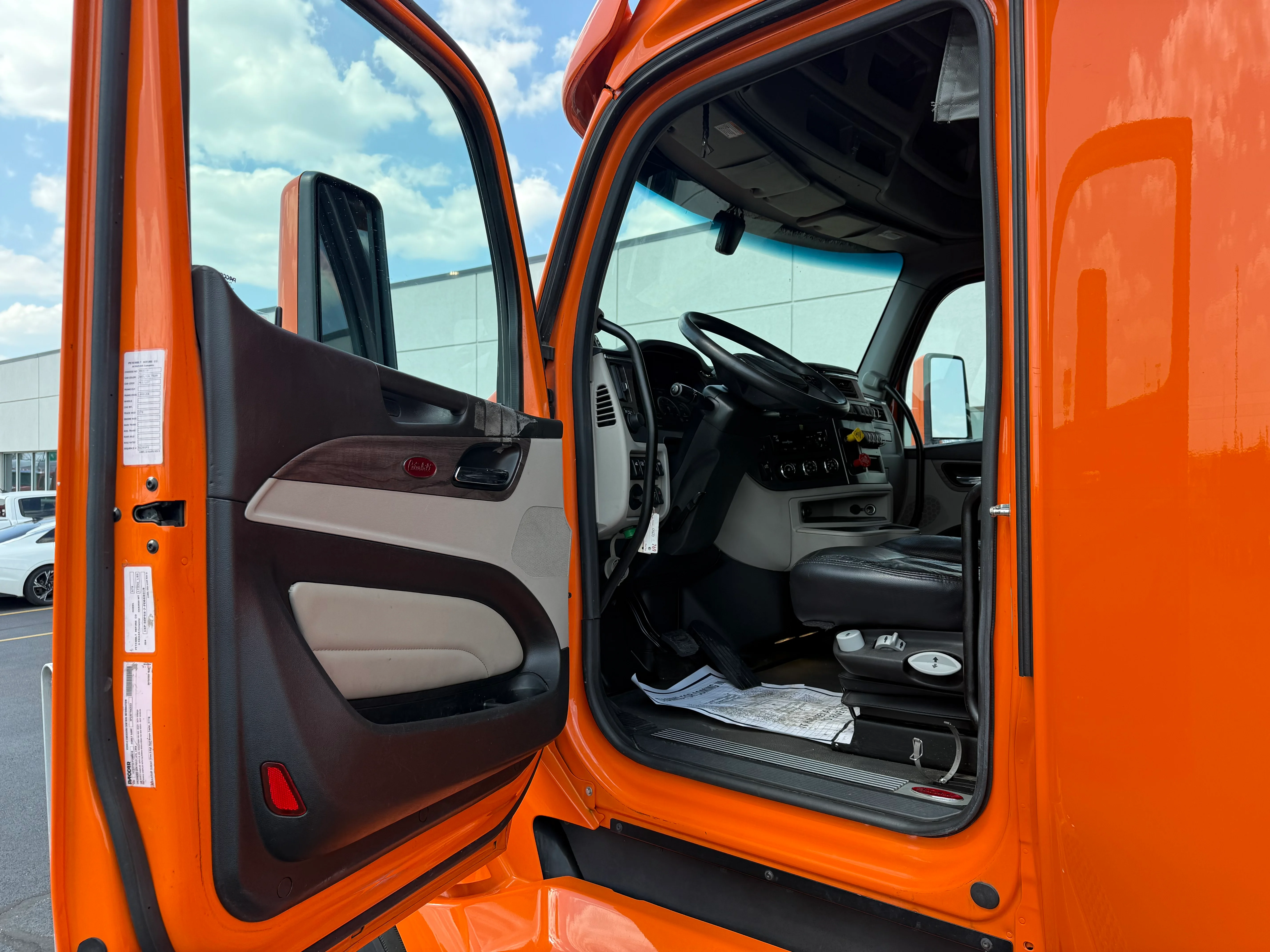 2023 Peterbilt 579 in Cincinnati, OH — photo 14
