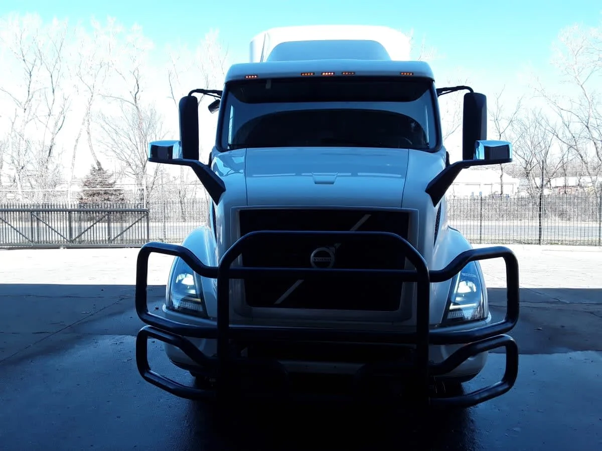 2020 Volvo VNR 640 - image 2