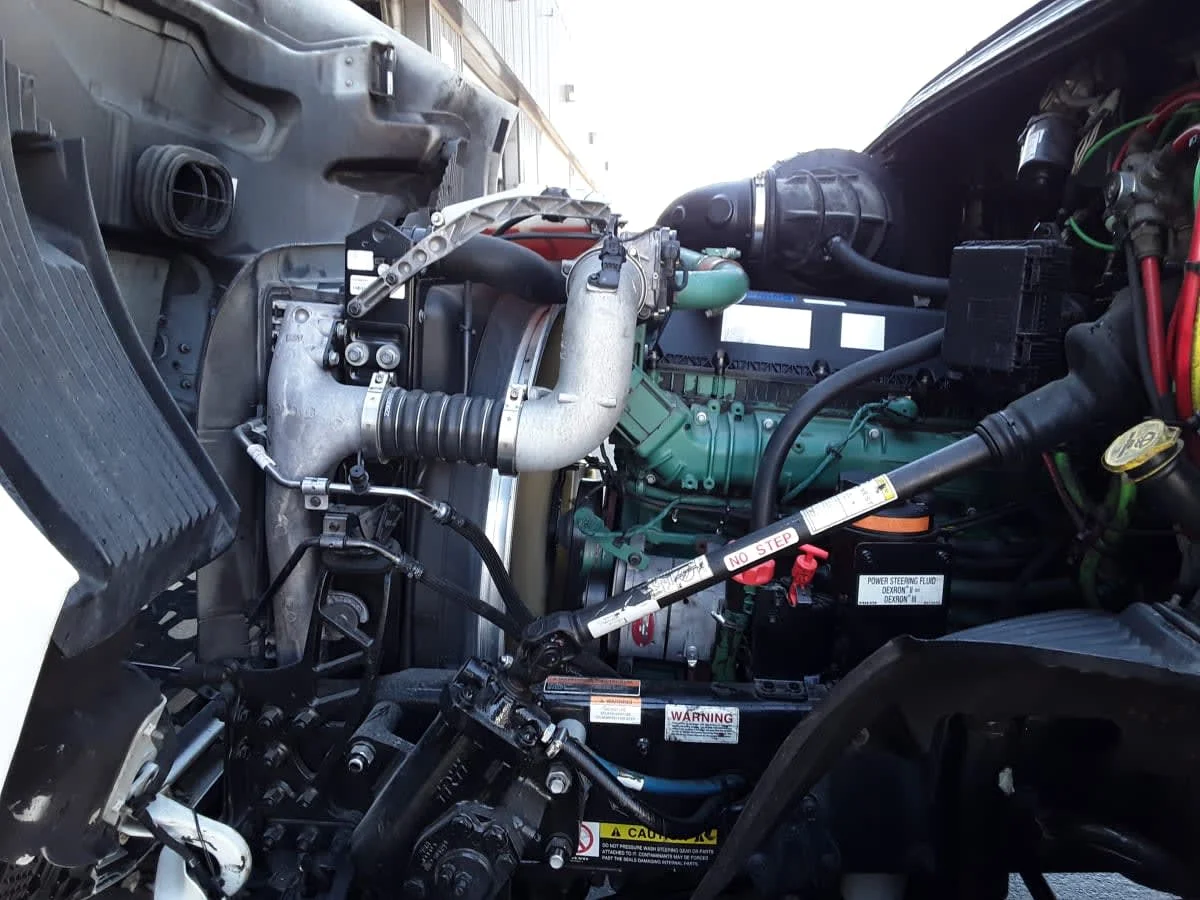 2020 Volvo VNR 640 - image 9