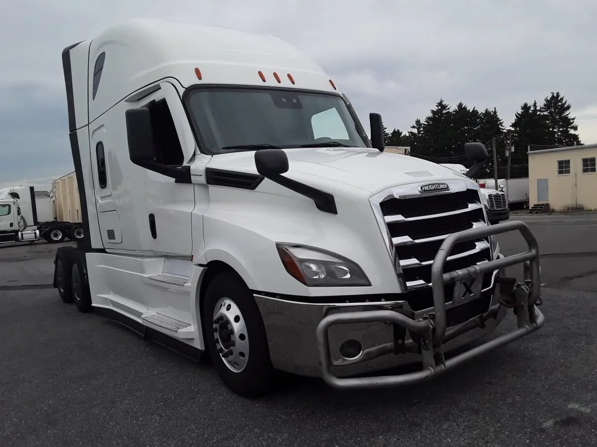 2023 Freightliner Cascadia in Allentown, PA — photo 3
