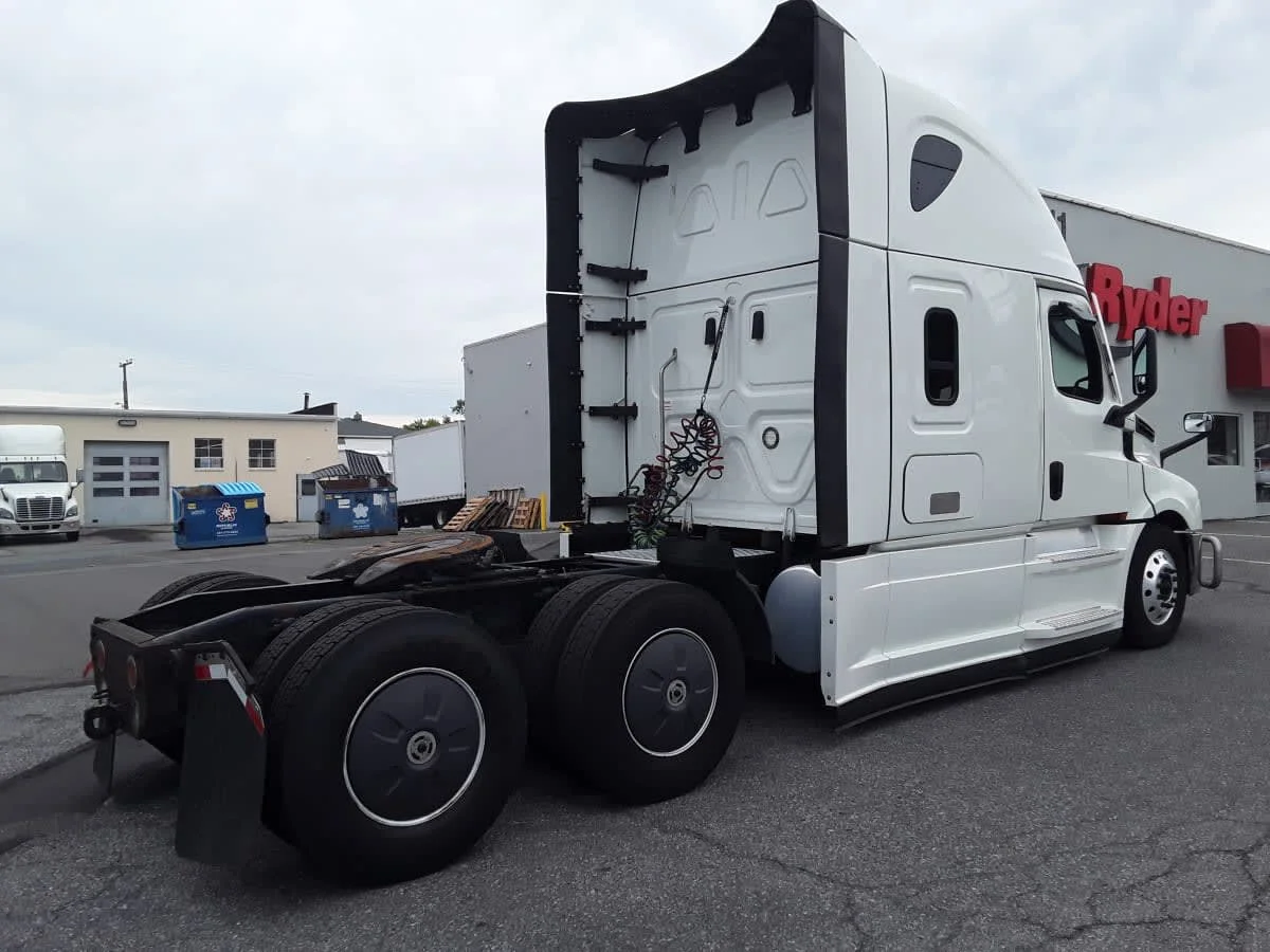 2023 Freightliner Cascadia in Allentown, PA — photo 4
