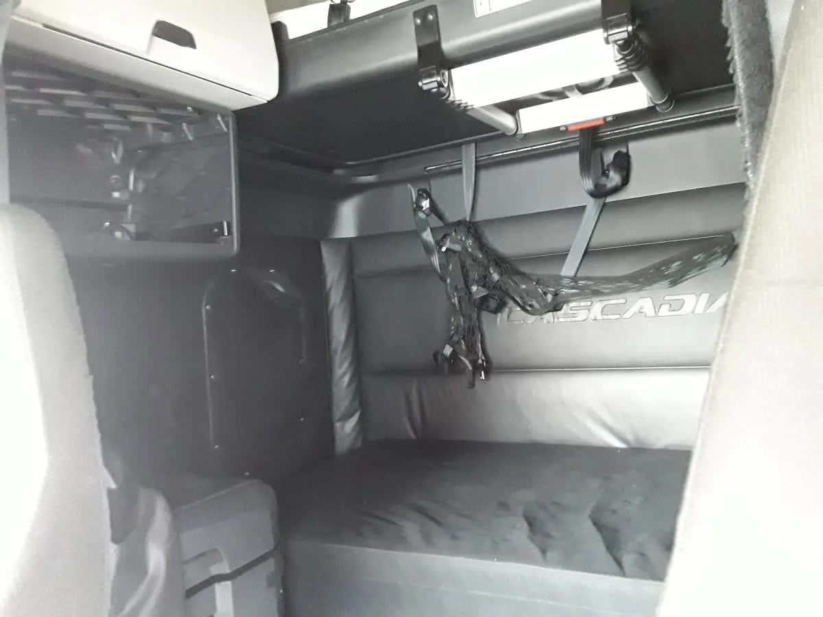 2023 Freightliner Cascadia in Allentown, PA — photo 8