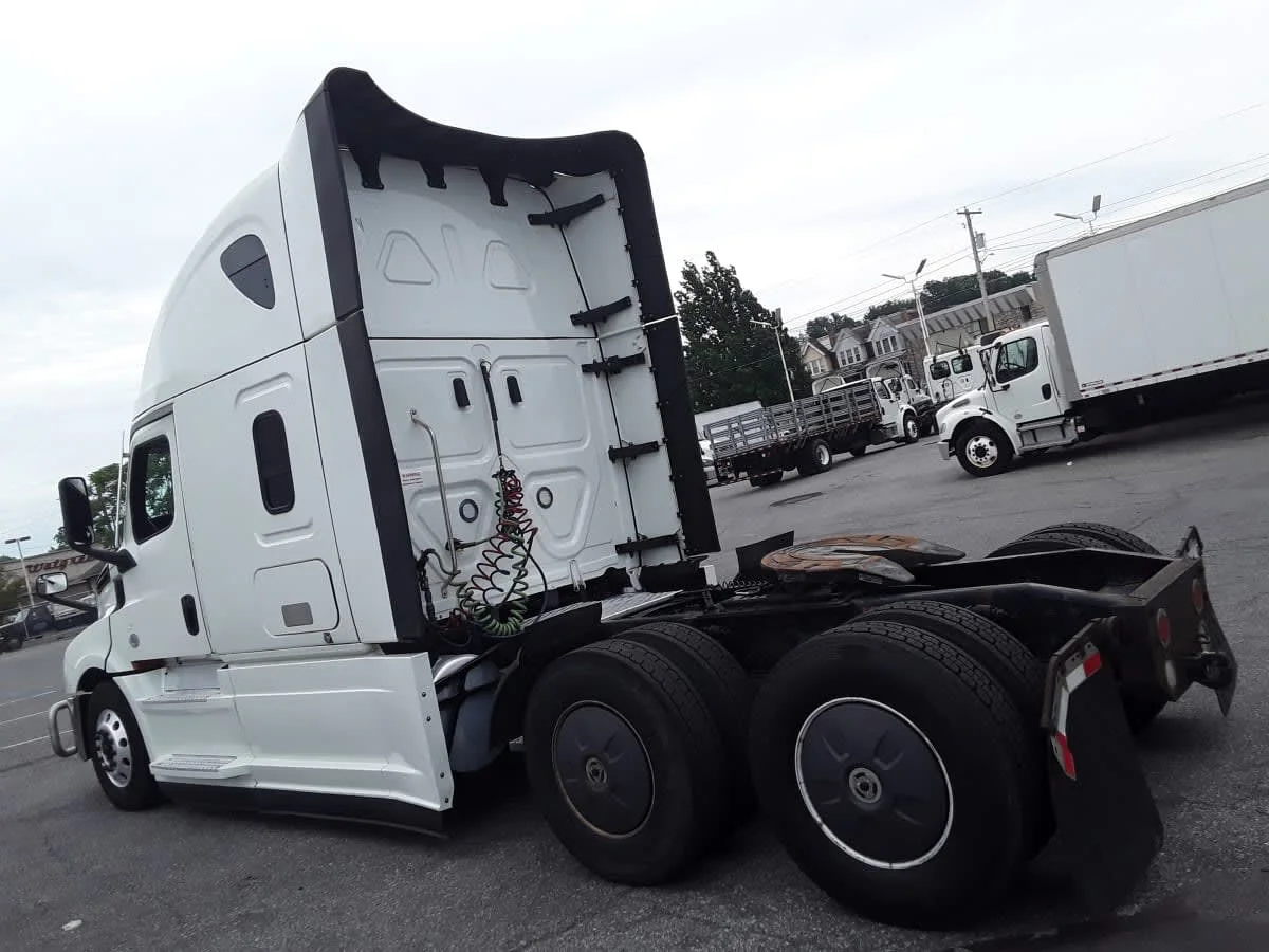 2023 Freightliner Cascadia in Allentown, PA — photo 6