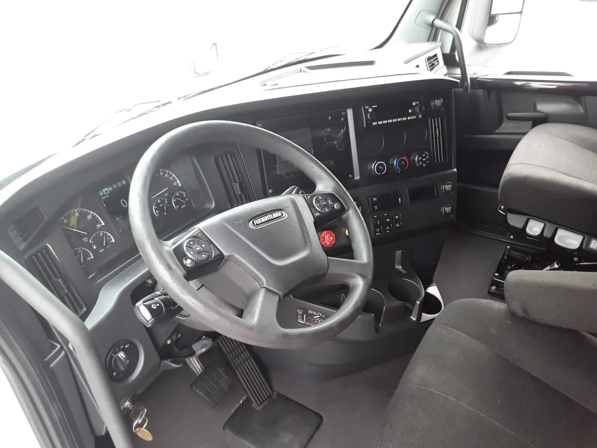 2023 Freightliner Cascadia in Allentown, PA — photo 7