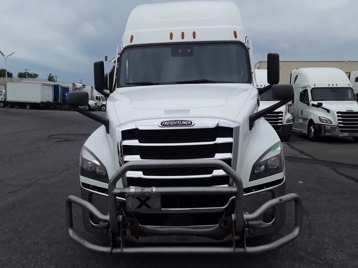 2023 Freightliner Cascadia in Allentown, PA — photo 2