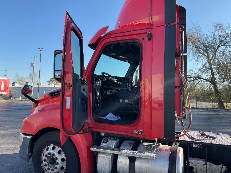 2019 Freightliner Cascadia in Oklahoma City, OK — photo 9