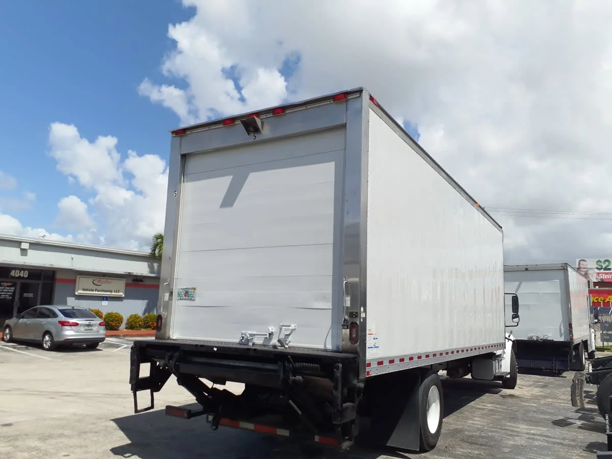 2018 Freightliner M2 106 - image 4
