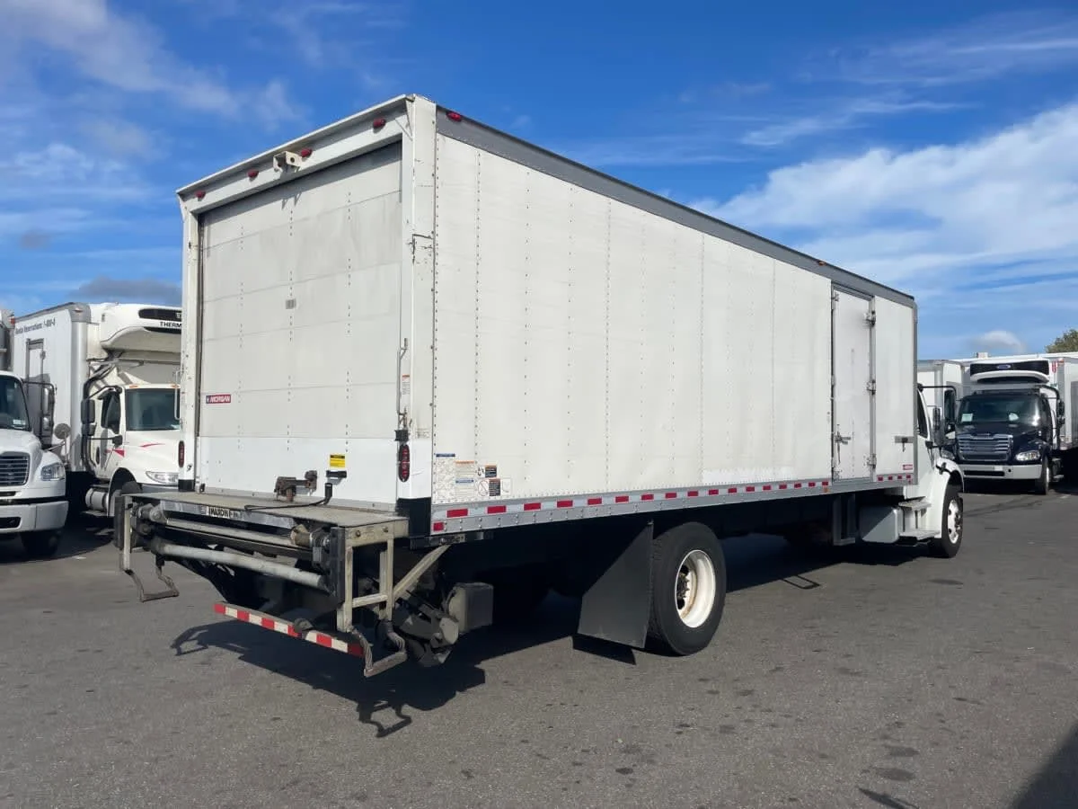 2018 Freightliner M2 106 in Farmingdale, NY — photo 4
