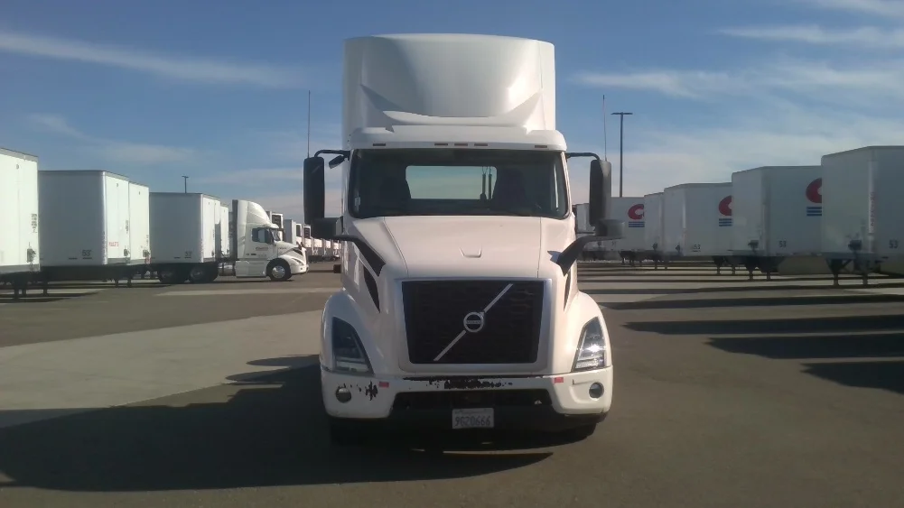 2021 Volvo VNR 640 - image 2