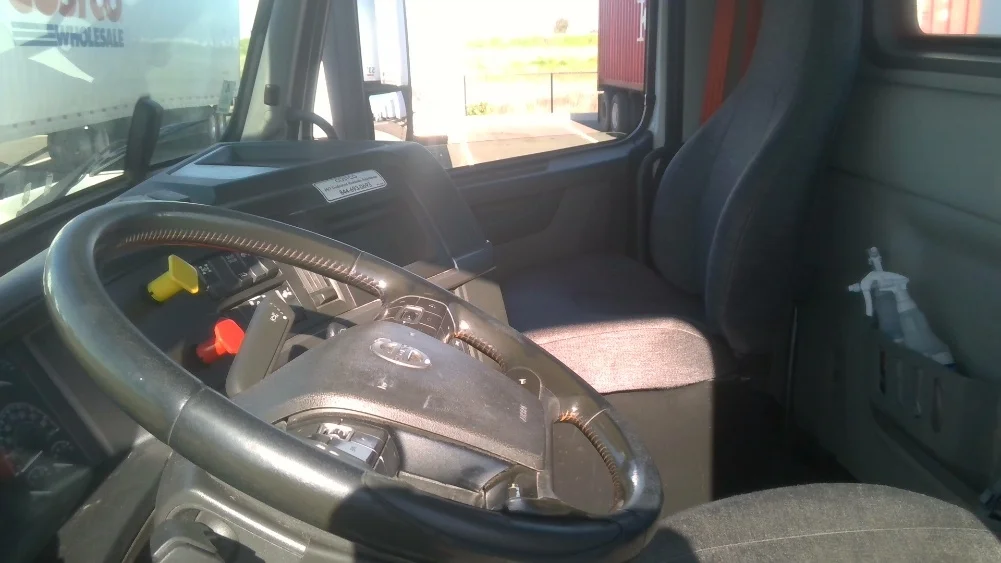 2021 Volvo VNR 640 - image 10